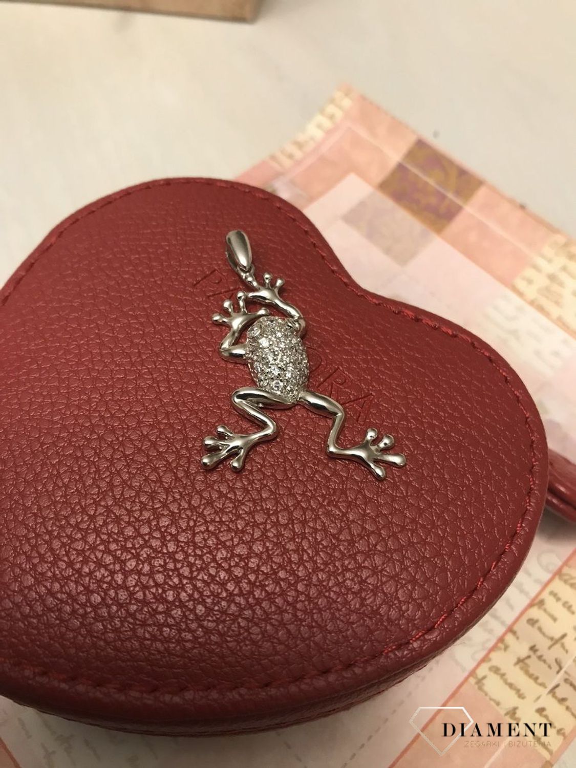 Wisiorek srebrny Żabka z cyrkoniami Żabka dla miłośników prezentów na szczęście. Piękny prezent dla wielbicieli powodzenia z motywem żabki. Srebrne wisiorki od Salonu Diament2.jpg